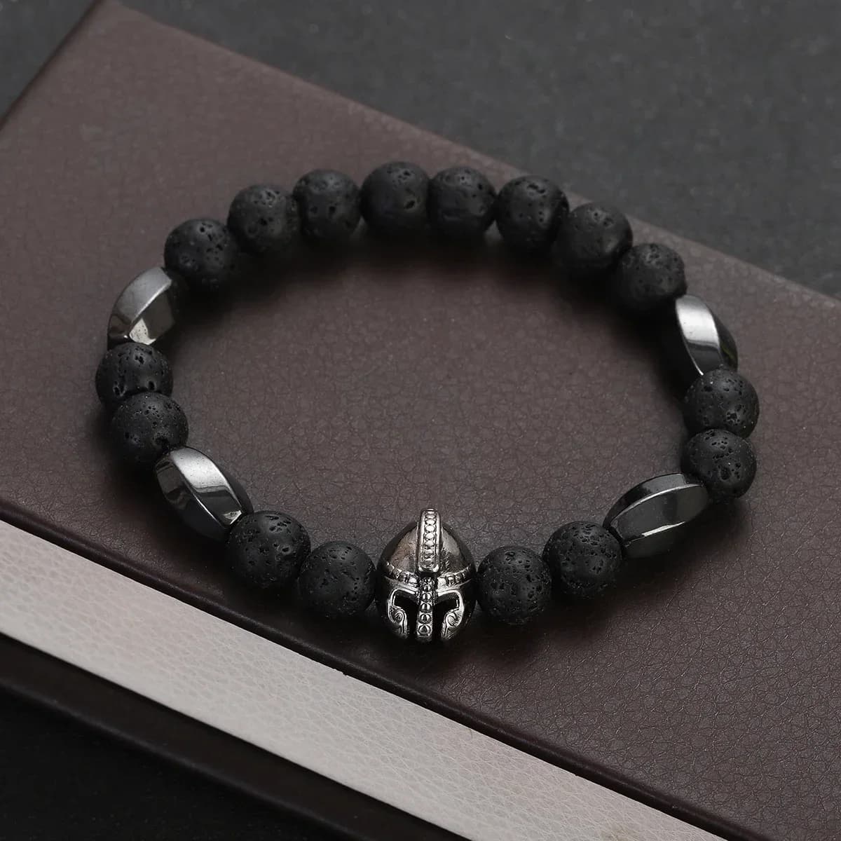Bracciale lava con casco da guerriero spartano alla moda per uomo Nuovi braccialetti elastici neri in pietra ematite naturale Regalo di gioielli Reiki