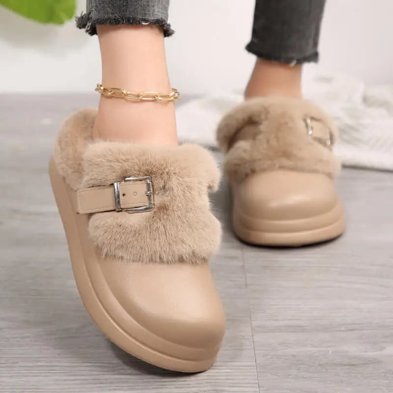 Zoccoli pelosi con fondo spesso in Eva impermeabile da donna 2025 Pantofole da esterno in pelliccia soffice con fibbia in metallo invernale Pantofole calde in peluche da donna