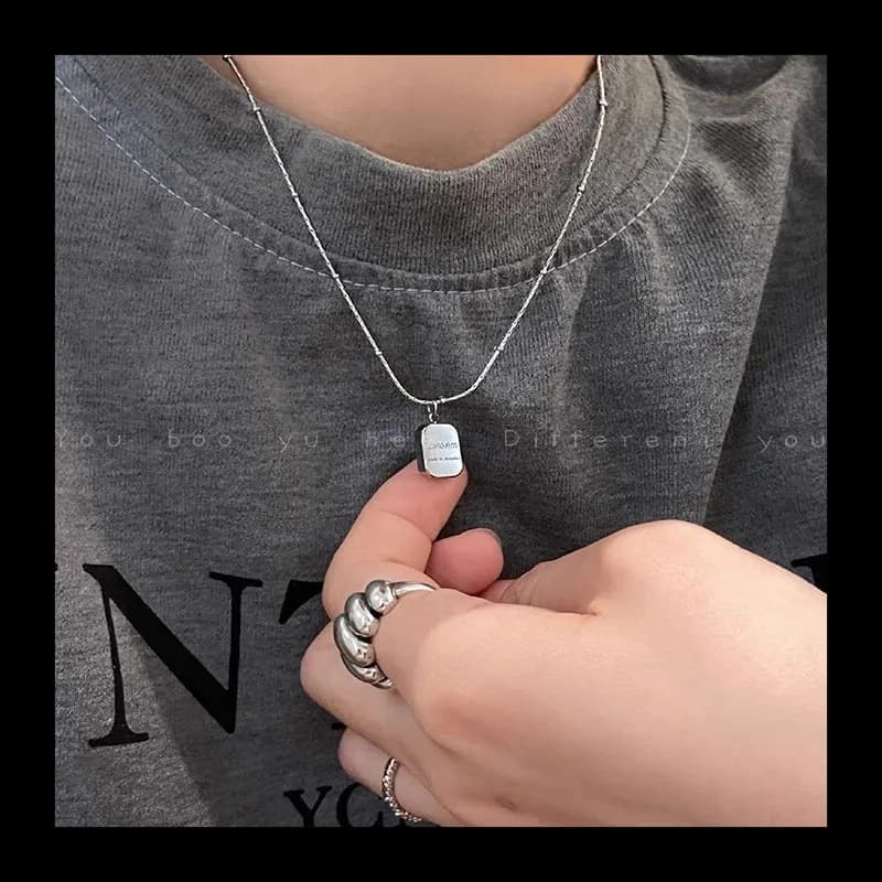 Semplice dolce e fresco argento quadrato lettera collana da donna 2024 nuova T-shirt maglione catena luce lusso nicchia accessori di fascia alta