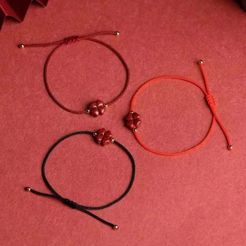 Bracciale Portafortuna in Cinabro Naturale Viola con Quadrifoglio, Fatto a Mano con Corda Rossa, Regolabile per Uomo e Donna