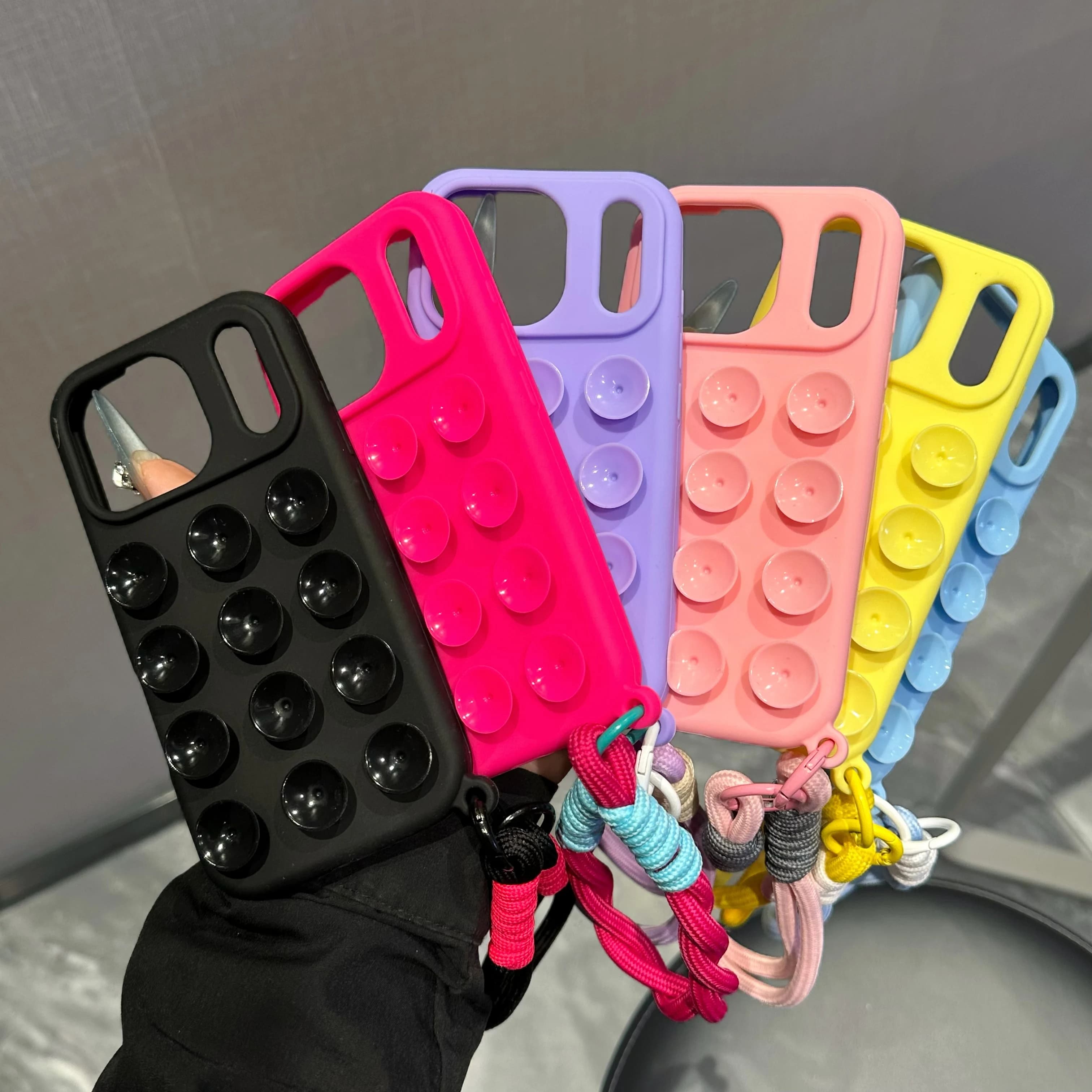 Cinturino da Polso con Ventosa Carino per Custodia iPhone 17 Air 16 15 Plus 14 13 12 11 Pro Max, Supporto in Silicone Antiurto
