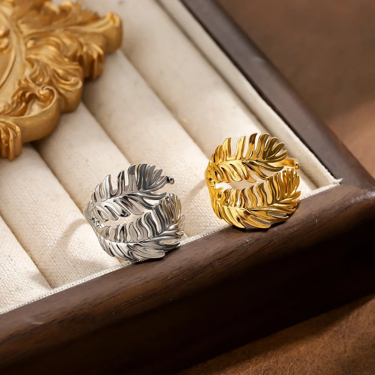 Anello in acciaio inossidabile placcato oro con piume di lusso leggero, metallo pesante impermeabile e che non sbiadisce, con anello per dito regolabile