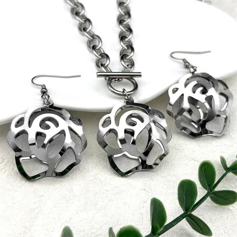 Set di orecchini con collana con pendente cavo a forma di fiore esagerato per le donne, regalo per feste di gioielli a 2 strati in acciaio inossidabile color argento