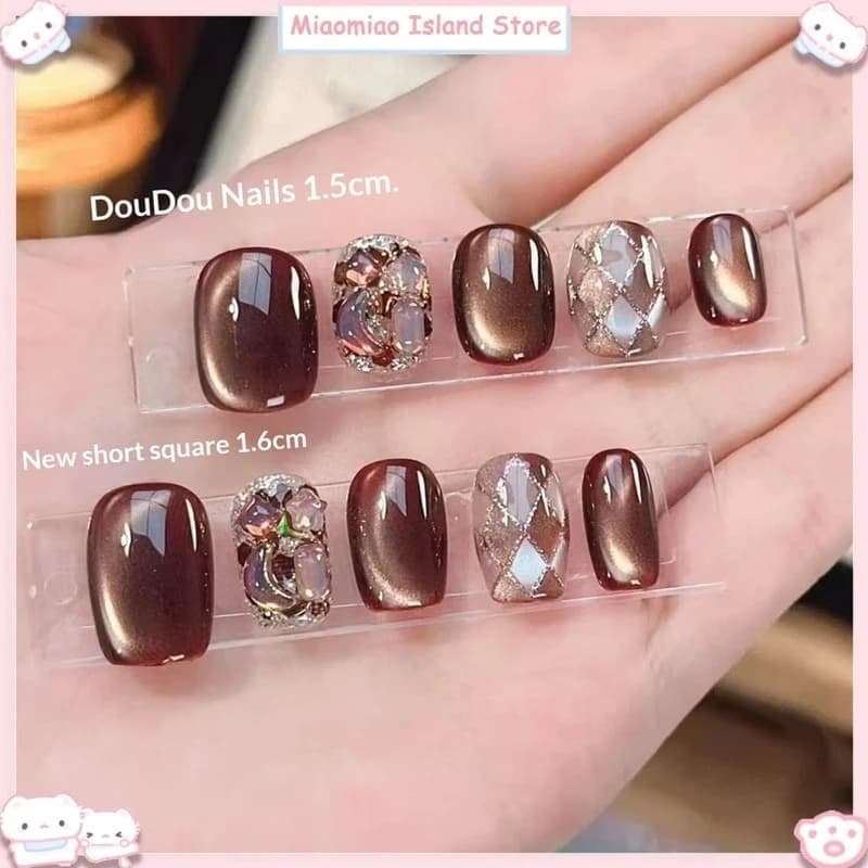 Lava Rock Cioccolato Autunno Inverno Breve Unghie indossabili fatte a mano bianche che migliorano l'elegante adesivo con diamanti glitterati Nail Art