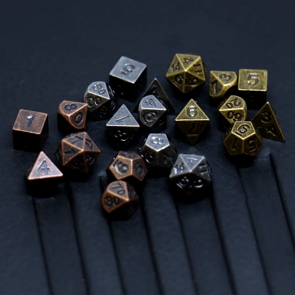 Set da 7 pezzi Set di dadi da gioco da tavolo mini arcaiati in metallo Set di dadi da gioco da tavolo poliedrici Dadi da gioco di ruolo