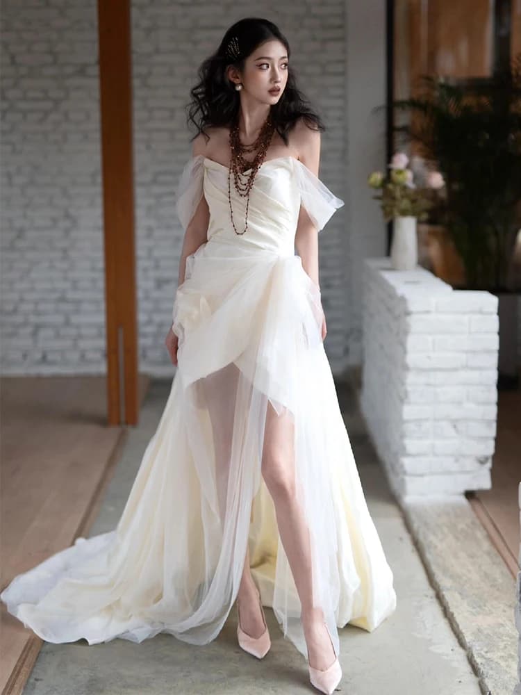 Abito da sposa corto elegante, stile fiabesco, con spalle scoperte, leggero, per la sposa, semplice e di alta gamma.