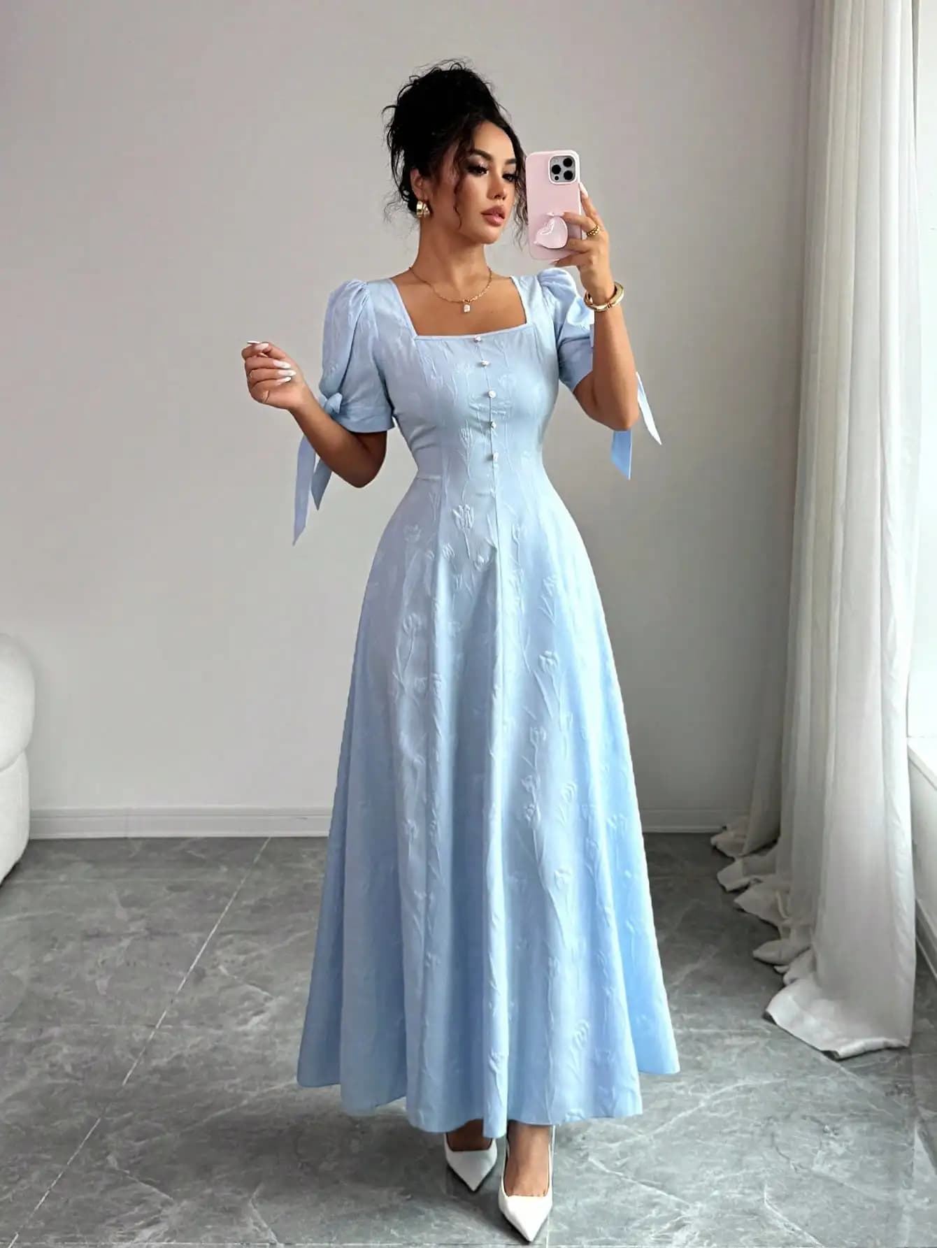 Abito midi jacquard azzurro con scollo quadrato, maniche a sbuffo e bottoni sul davanti