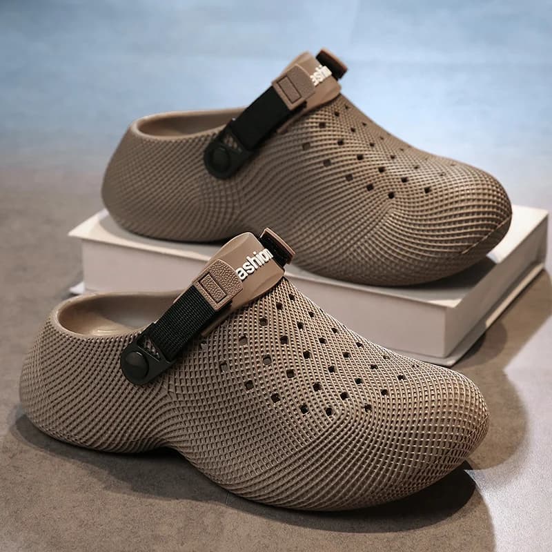 New EVA Men Sandals Couple Soft Hollow Garden Shoes Women Designer Hole Slipper Sneakers Beach Water Shoes Slip on Foam Runner