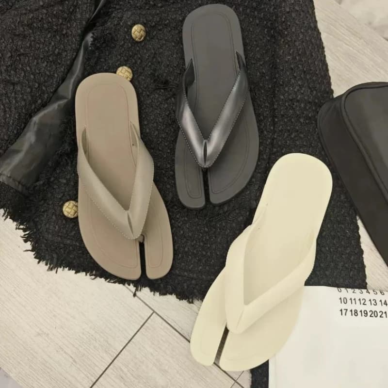 2026 New Casual Beach slippers with Divisa Style Designer for Couples, Pig's Trotters Model, with Flat sole, Women's for Outer
