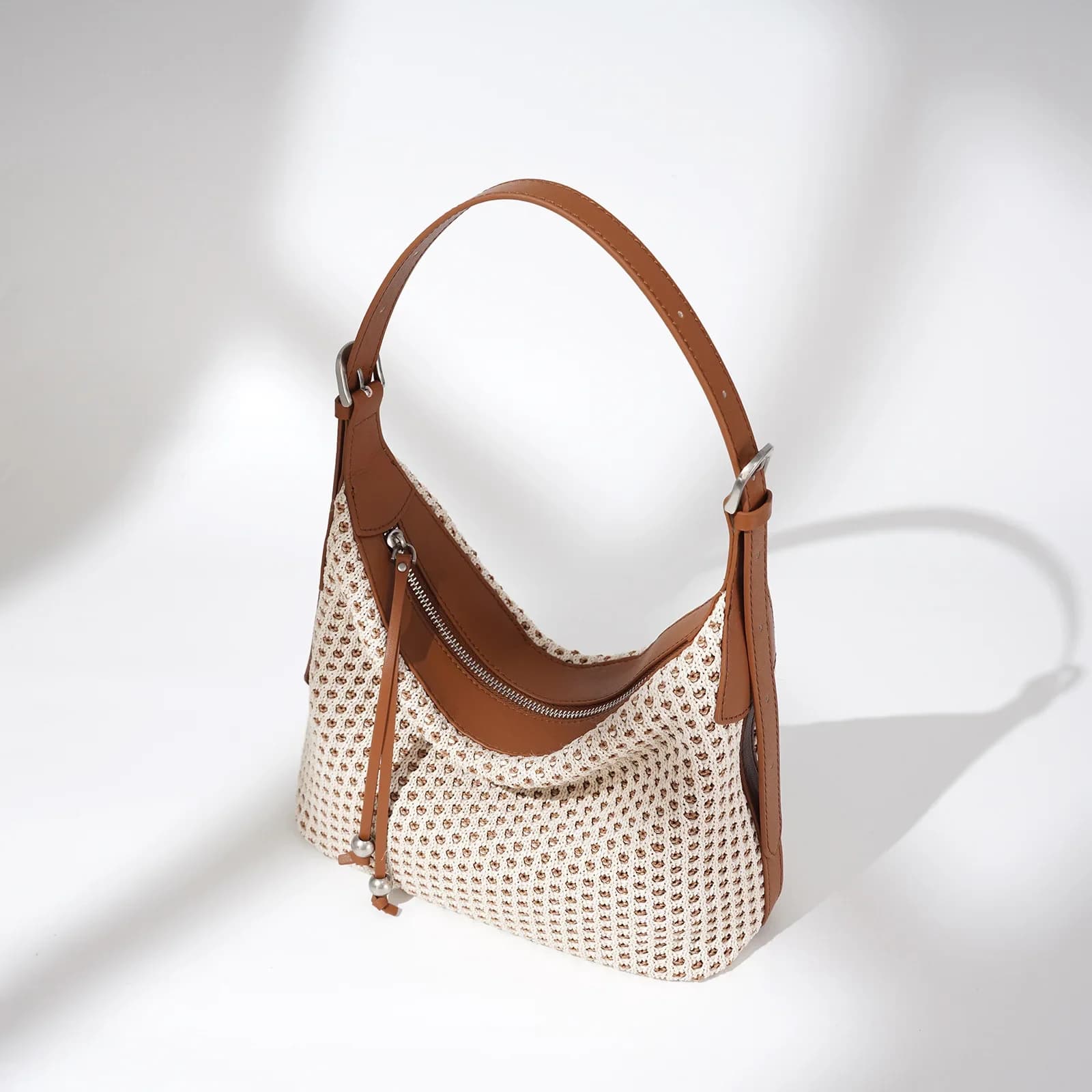 Elegante borsa tote in pelle testurizzata con design moderno e interni spaziosi, progettata anche come versatile borsa per pannolini da donna per il pendolarismo.