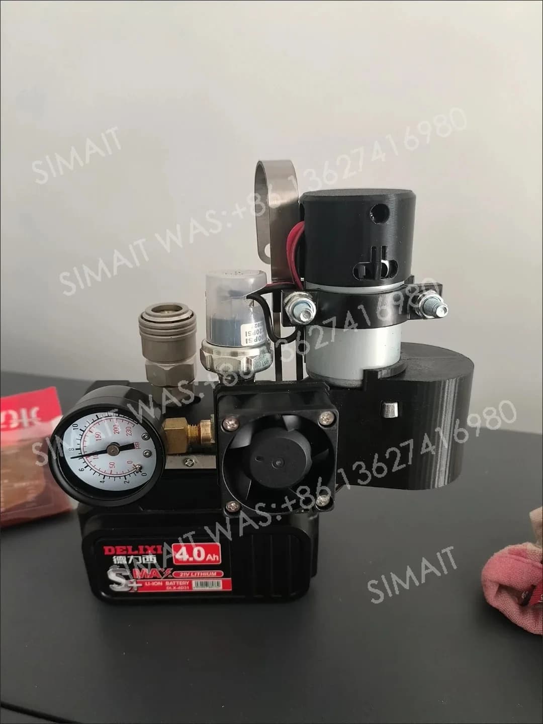 Mini Compressore d'Aria al Litio con Manometro – Gonfiatore Pneumatici Senza Fili e Pompa per Chiodatrice per Lavorazione del Legno e Fai-da-te (Solo Batteria)
