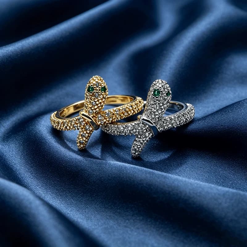 Anello a Serpente Placcato Oro e Argento con Zirconi Verdi Delicati, Gioiello Ipoallergenico da Donna per Uso Quotidiano, Regalo di Lusso Leggero per Lei