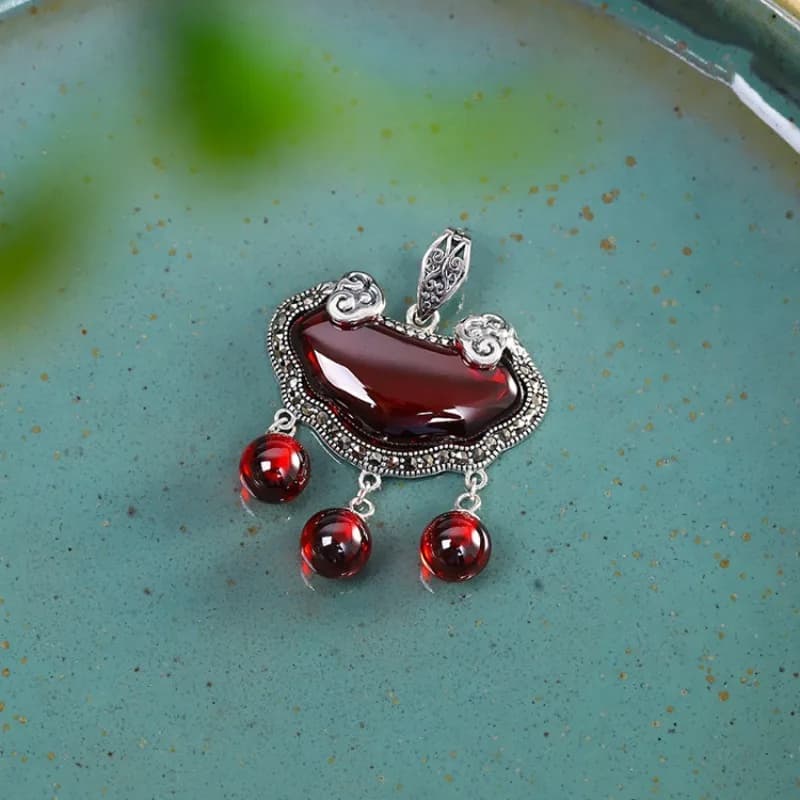 Collana con ciondolo a forma di lucchetto della lunga vita con nappe Ruyi intarsiate a mano con granato rosso, gioielli alla moda in stile cinese