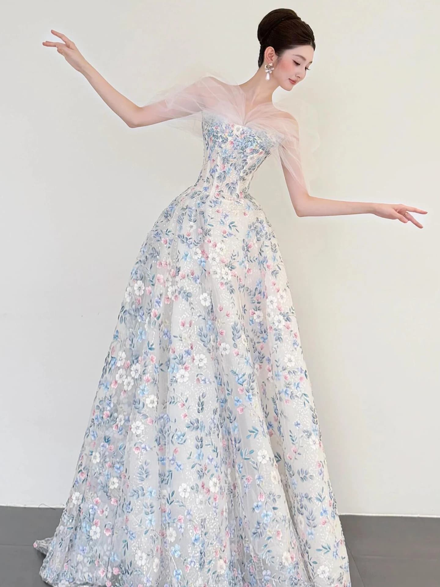 Abito da sera floreale elegante da donna, design di lusso, stile fiabesco, per performance da hostess, abito lungo senza spalline di alta gamma