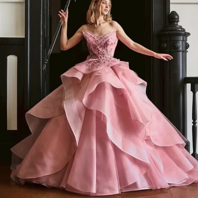 Abito Quinceanera rosa lucido con spalle scoperte Glitter Decalcomania di cristallo Coda lunga Stratificazione di pizzo Abiti da 15 Quinceanera Personalizza