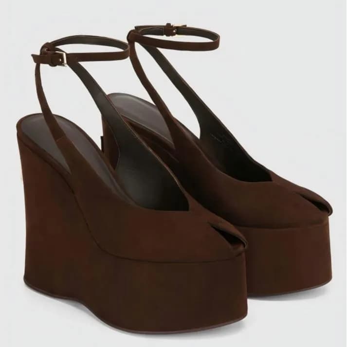Sandali con Zeppa in Camoscio da Donna con Punta Aperta e Cinturino alla Caviglia per Serate Romantiche e Stile Minimalista Senza Tempo