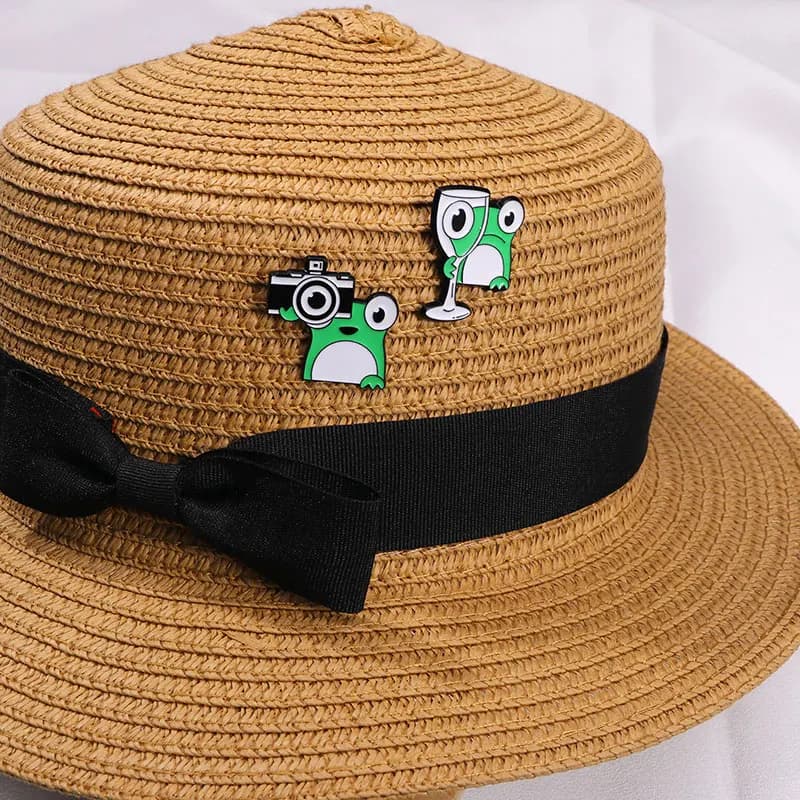 Donne Ragazze Carino Abstrazione Bigeye Rana Tenere Tazza di Bicchiere di Vino Rosso Fotocamera Perni Verdi Spille Per Borsa Cappello Decorazione di Gioielli