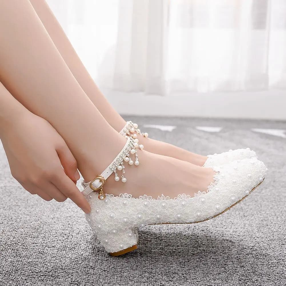 Scarpe da Donna con Tacco Basso e Chiuso, Cinturino alla Caviglia, Bianche con Pizzo e Perle, per Matrimoni, Feste e Balli