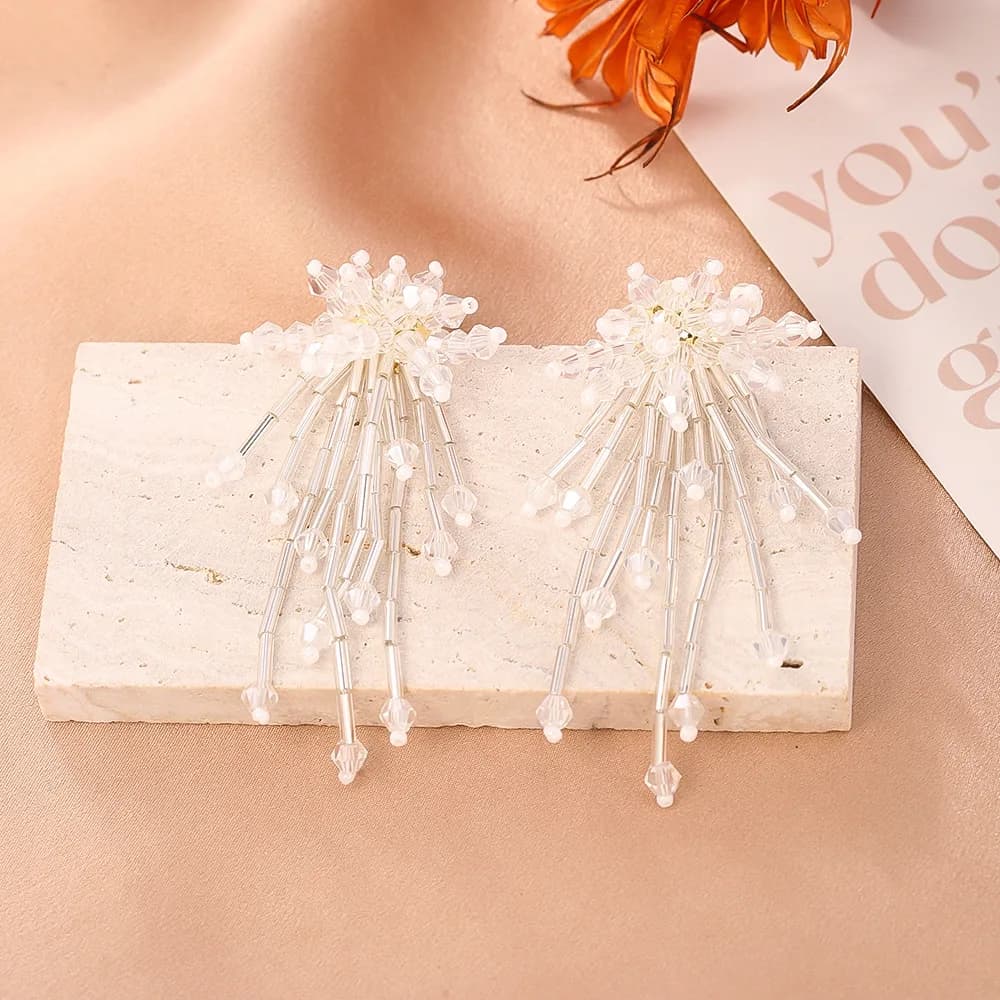 Fashionable, exquisite and high-end, light luxury tassel earrings, niche personality, super fairy pearl holiday style earrings