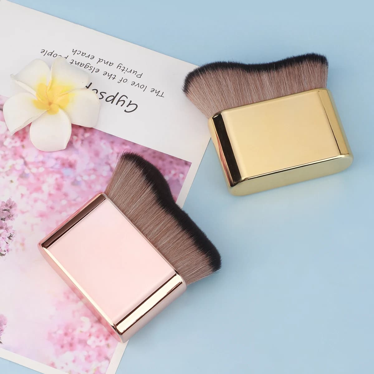1Pcs Foundation Brush, 1pcs Plastic Creative wave Fit Perfectly Cosmetic Brush at home or On-the-Go