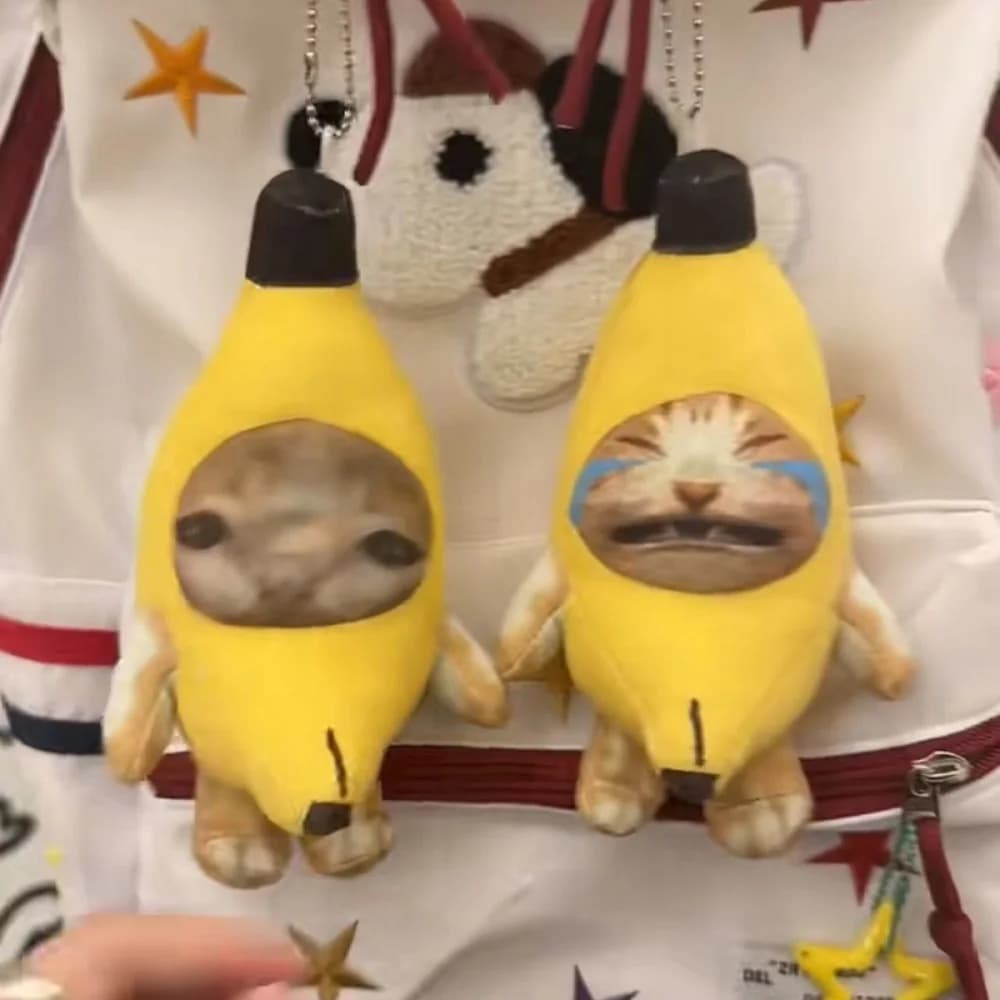 Portachiavi bambola gatto banana da 18 cm che piange felice ciondolo in peluche gatto banana con giocattolo sonoro divertente ciondolo borsa per auto portachiavi accessorio regalo