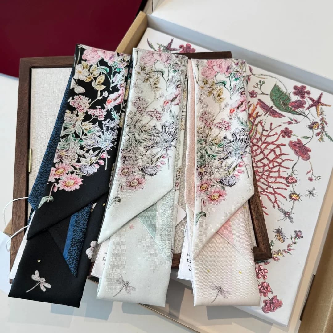 Sciarpa di Seta di Marca di Lusso Realizzata in Pura Seta, Utilizzabile Come Foulard, Cinturino per Borsa o Braccialetto, 6 x 100 cm, Accessorio alla Moda