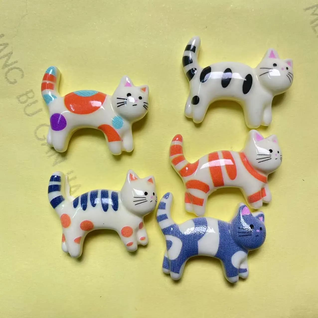 30-Pack Kawaii Cat Flat-Back Beads - Shiny Colored Charm Beads for Bracelets, Phone Charms & Bag Pendants