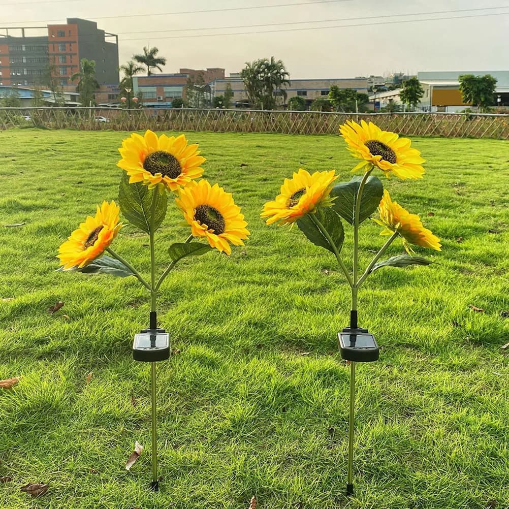 Lampada Solare a Tre Teste a Forma di Girasole, Luminosa LED per Esterni, Decorazione per Giardino e Prato, Ornamento Luminoso