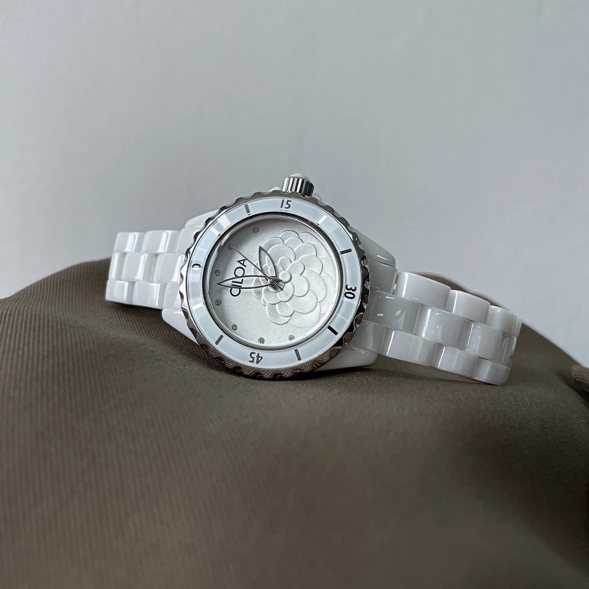 Orologio Camelia 2025 nuovo orologio da donna in ceramica bianca leggera di lusso da donna in stile piccola fragranza