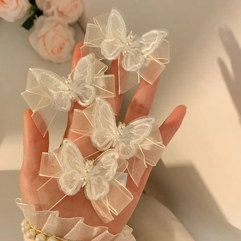 Fermaglio per capelli Fairycore Tulle bianco Farfalla Perla Clip per treccia laterale piccola Forcina per damigella d'onore eterea Regalo 1 pezzo