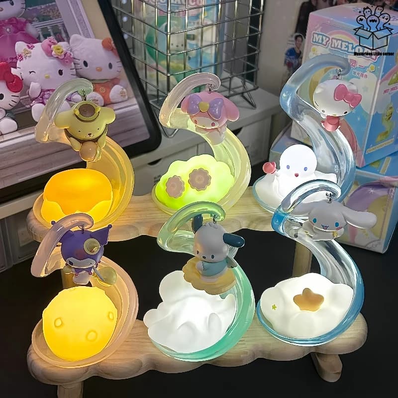 Sanrio Natural Elf Series Scatola a Sorpresa Luminosa, Statuetta da Collezione Hello Kitty, Giocattolo Decorativo da Tavolo, Regalo