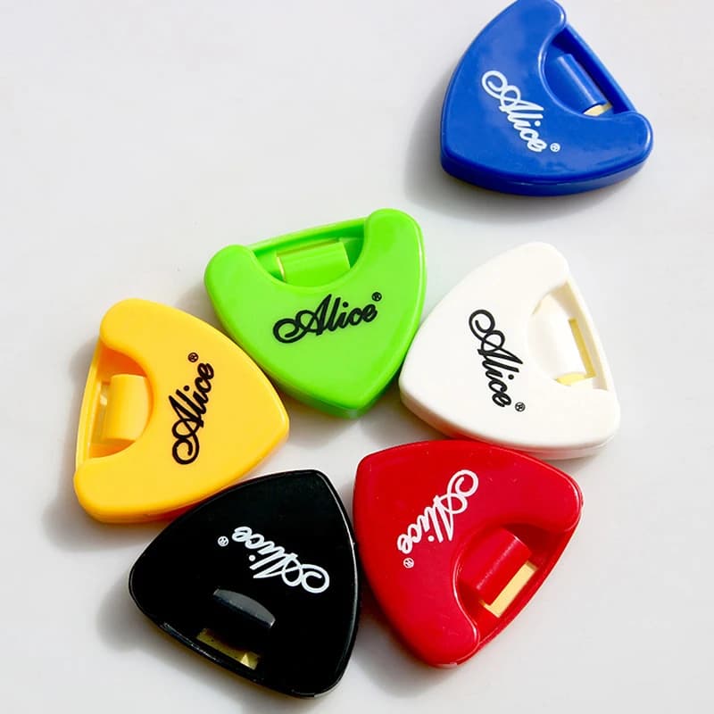 [SH]1PC Porta plettri per chitarra in plastica, custodia per plettri, custodia per mediatori, custodia rapida per riporre i plettri, autoadesiva, a forma triangolare, 37x40mm, colore casuale.