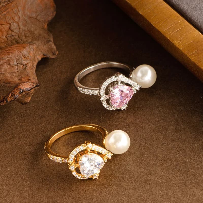 Anello di perle di zircone tempestato di diamanti alla moda francese di lusso leggero, senso di fascia alta di lusso leggero di nicchia da donna non sbiadisce per pendolari