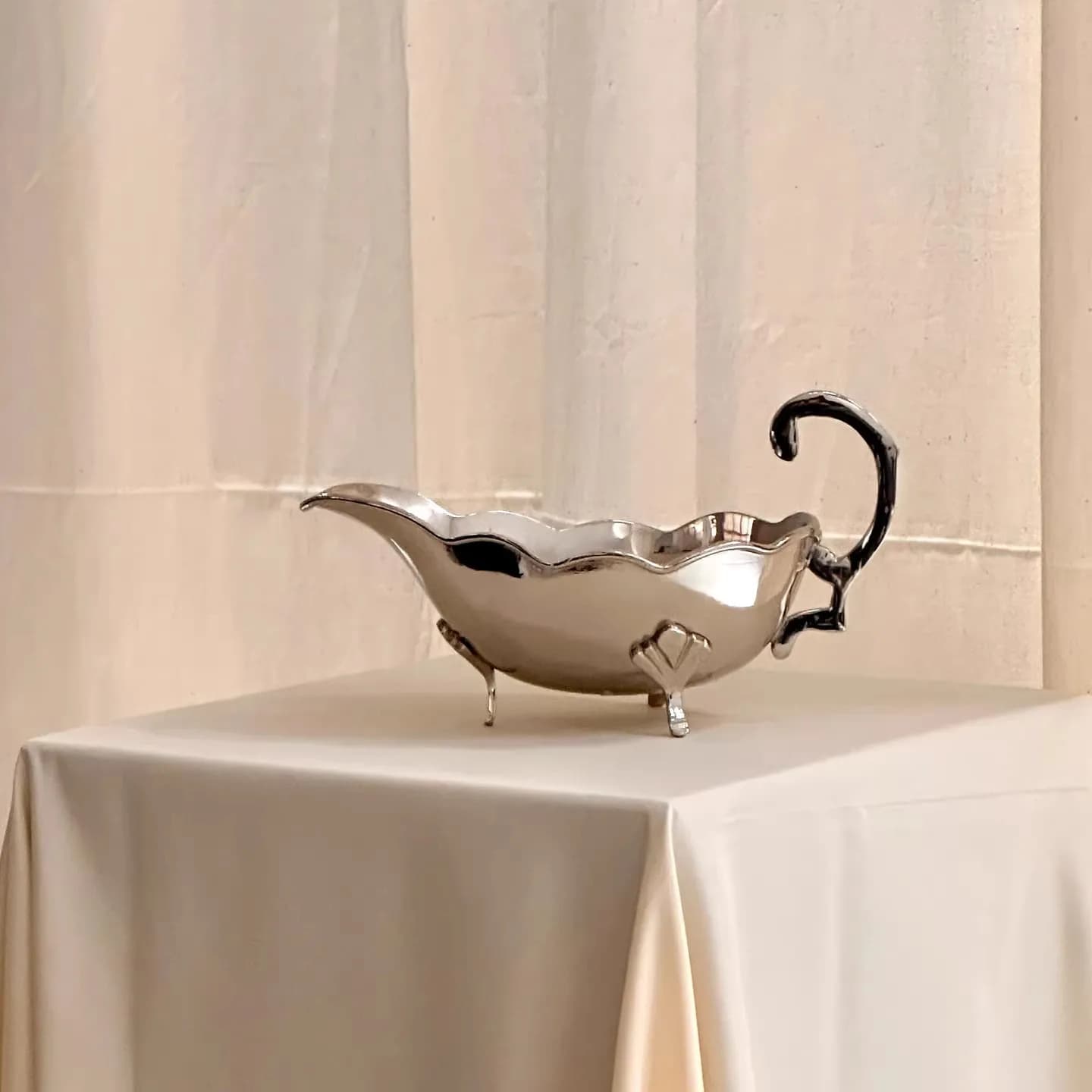 Lampada da tavolo a pendolo in stile medievale, design di nicchia, con manico singolo e bocca a fiore, per decorazioni artistiche domestiche.