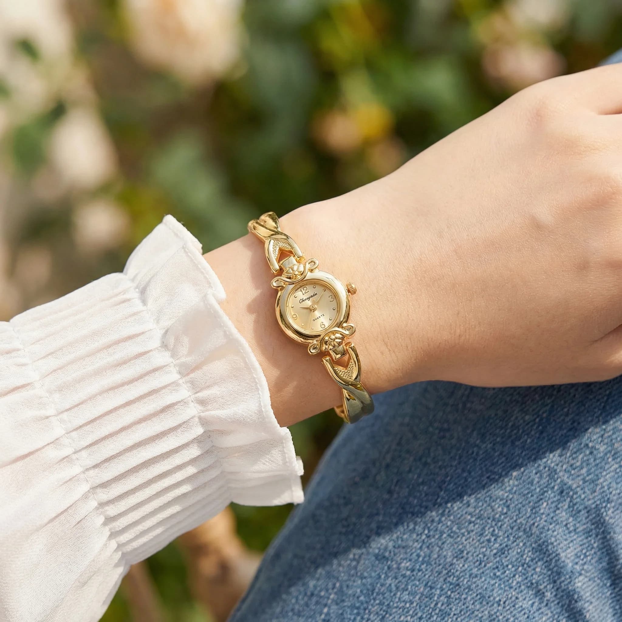 Ladies' small wristwatch, refined, luxury brand, gold, quartz, fashionable, stylish, feminine watch.