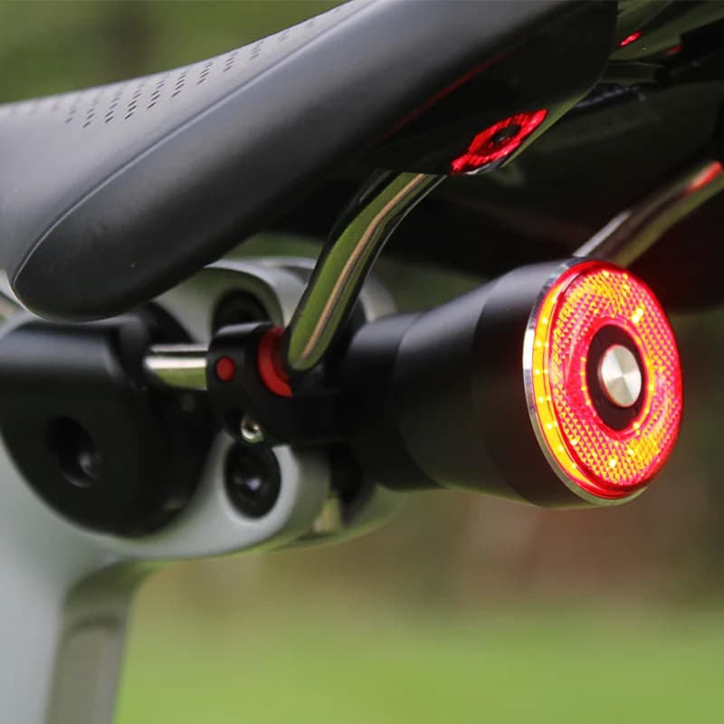 Q5 Luce posteriore per rilevamento freno intelligente per bicicletta Luce posteriore per sella per bici Lampada impermeabile LED Ricarica USB Accessori fanali posteriori per ciclismo