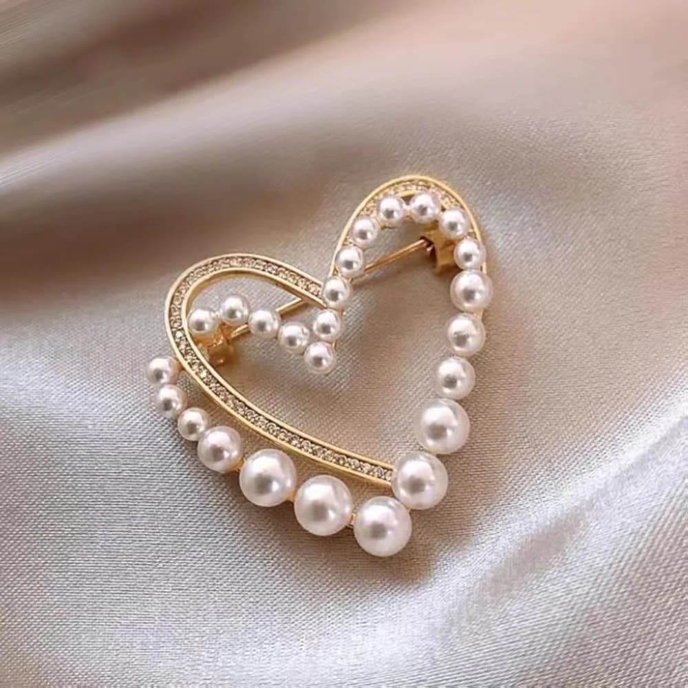 Fashion Imitation Pearl Crystal Hollow Love Heart Brooches Pins for Women Trendy Clothes Scarf Lapel Pin Accessories Gifts