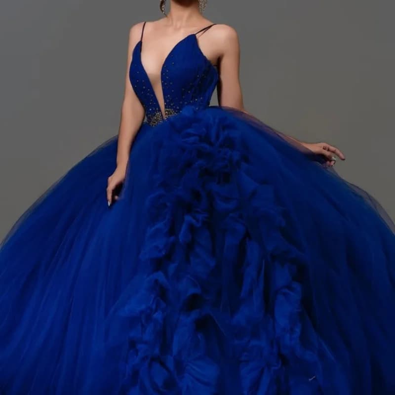 Abito Quinceanera blu royal con spalle scoperte Decalcomania di cristallo Pizzo a strati Volant Coda lunga abiti da 15 Quinceanera Personalizza