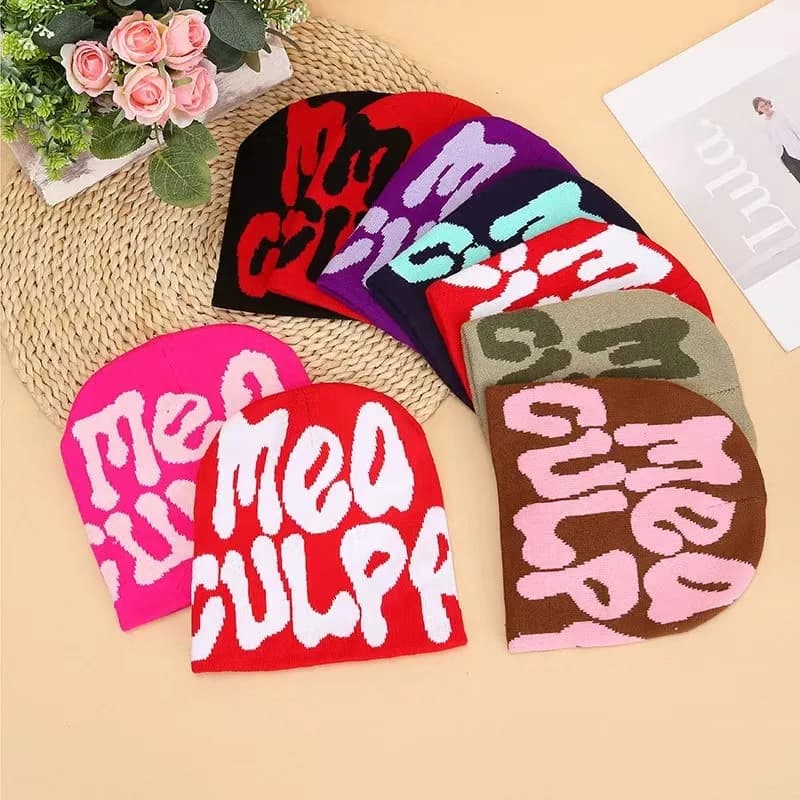 Cappello invernale con cappello lavorato a maglia con lettere in tinta unita, adatto sia per uomini che le donne come un cappello caldo quotidiano per l'esterno