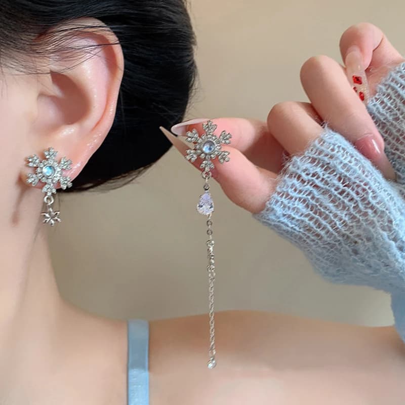 Orecchini con nappa asimmetrica con fiocco di neve con zirconi scintillanti per le donne Orecchini con strass squisiti Regalo di gioielli di lusso per feste