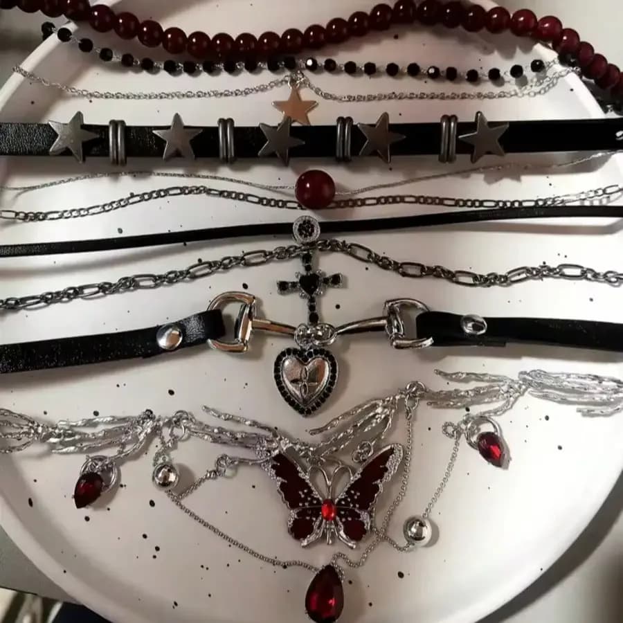 Collane con Ciondoli Gotici Y2K a Forma di Farfalla Rossa, Stella, Cuore, Croce e Artiglio di Fantasma, Accessori Estetici per Donne, Gioielli Grunge