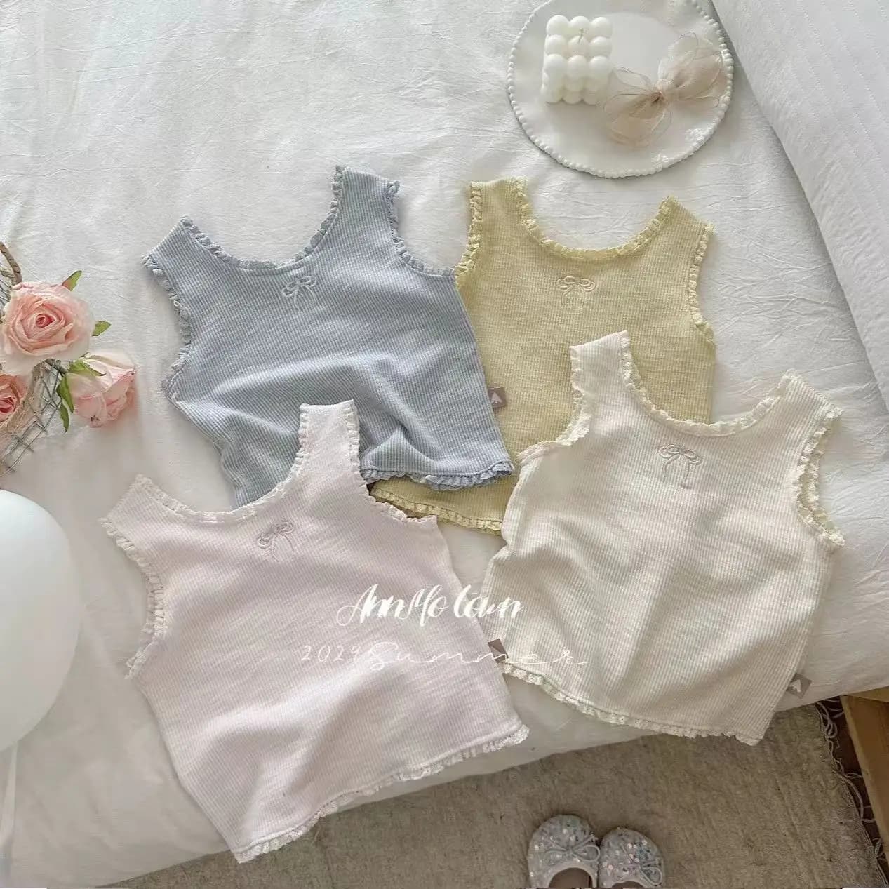2025 Estate Nuove Ragazze Arco Ricamo Carino Canotta di Pizzo Neonata Dolce A Coste Sling Gilet di Cotone Senza Maniche Magliette E Camicette Abbigliamento Per Bambini