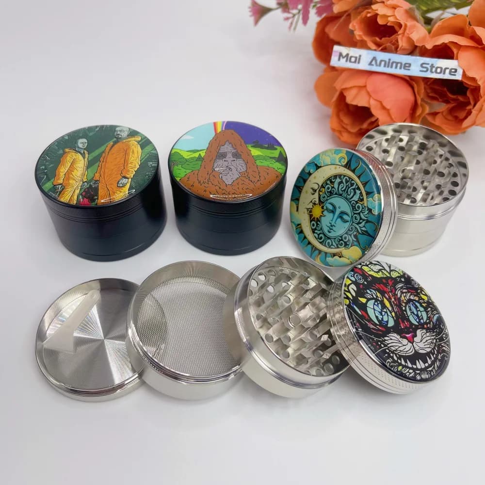 Grinder per Erbe Aromatiche da 2 Pollici con Design Cartoon, Mortaio in Metallo, Macina Spezie Manuale a 4 Strati, Macina Sale, Pepe, Erbe, Tabacco, Strumento per Fumo e Sigarette