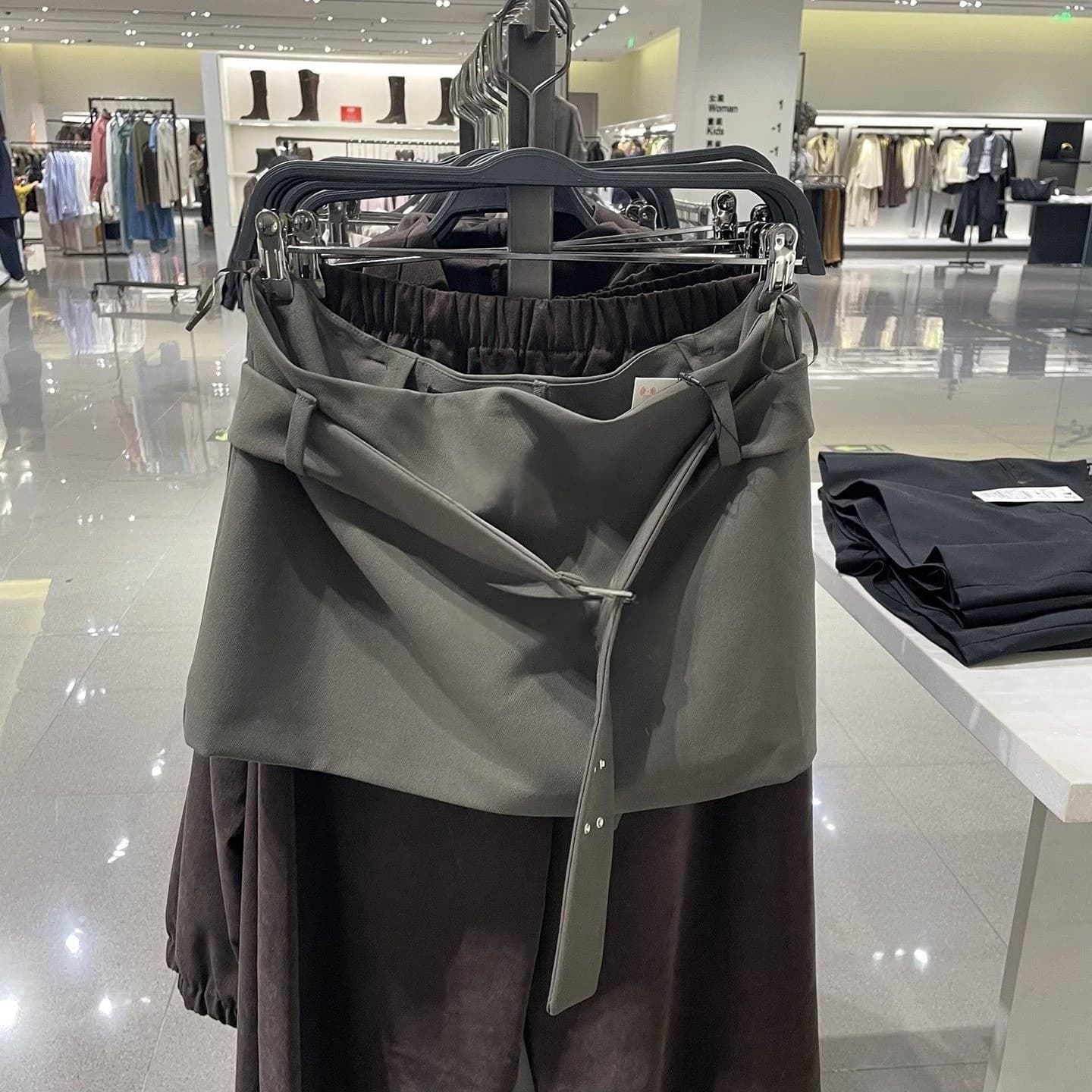 New women's skirt shorts 2026, American casual style, average waist with metal buckle belt, for girls with bold style.