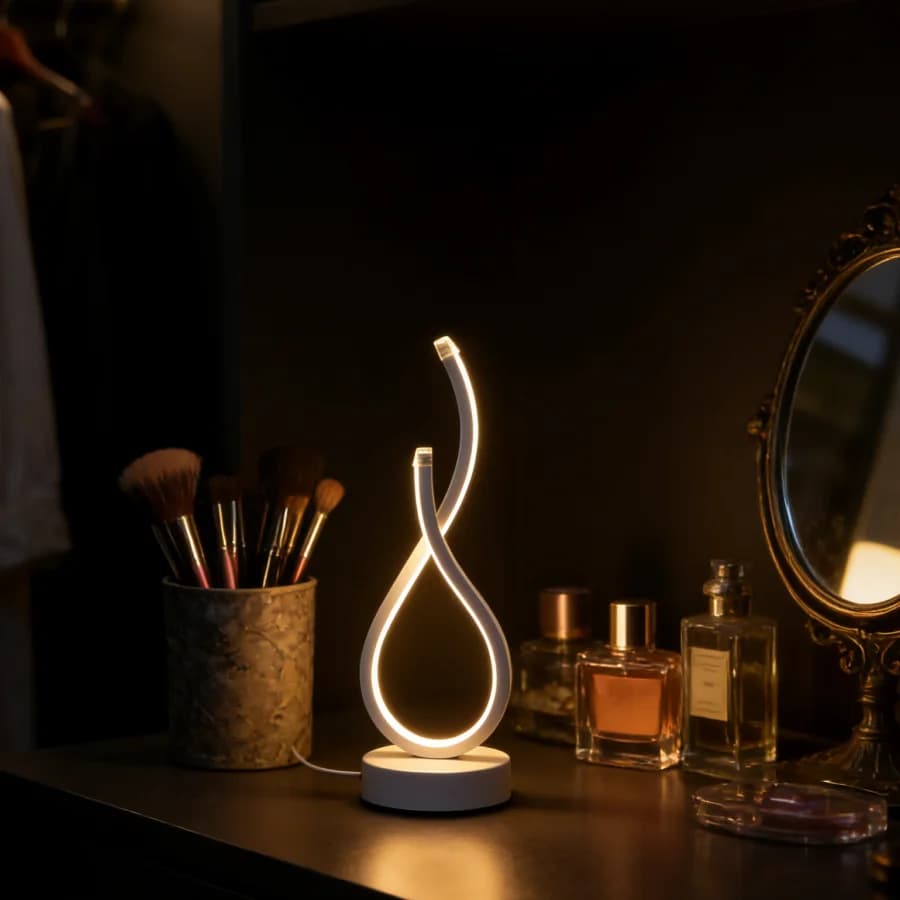 1pc Creative Modern Elegant White Love Gesture Desktop Lamp,Usb Power Supply - Three-color Lighting,Suitable For Various JJ2404