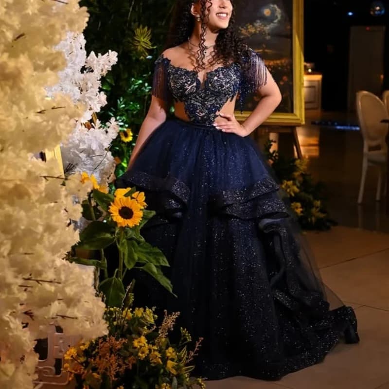 Abito Quinceanera blu scuro lucido Stratificazione di pizzo con spalle scoperte Tull fiore decalcomania abiti da 15 Quinceanera Personalizzato
