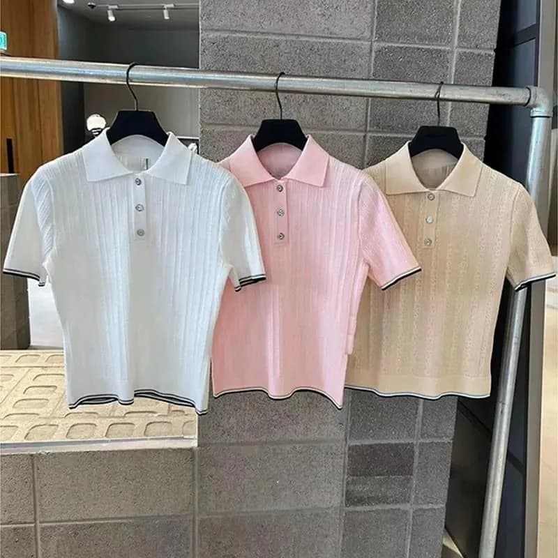 Abbigliamento da golf da donna: T-shirt a maniche corte slim fit in maglia con scollo rotondo, alla moda e casual