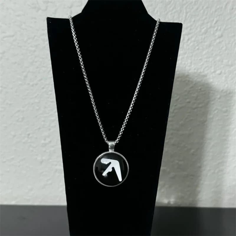 Collana con ciondolo con logo Aphex Twin, gioielli fatti a mano, catena lunga per maglione