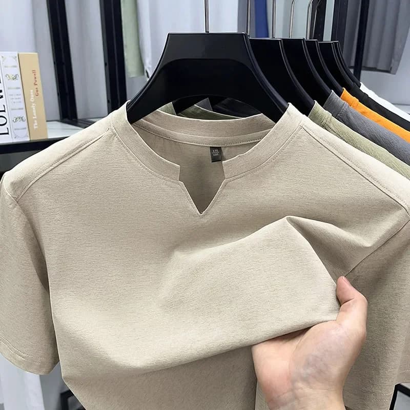 T-shirt a maniche corte tinta unita con scollo a V piccolo casual e alla moda da uomo coreano, comoda maglietta estiva versatile