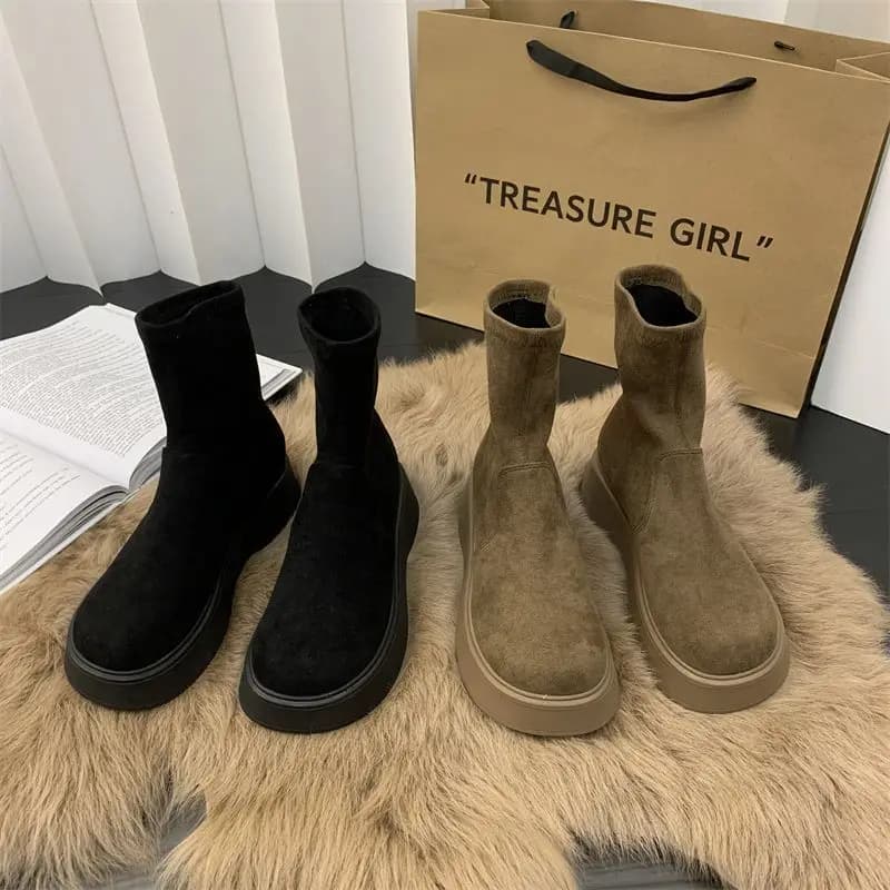 Stivali elastici da donna con suola spessa e stivaletti corti in pelle scamosciata, versatili ed eleganti per l'autunno e l'inverno nel 2025